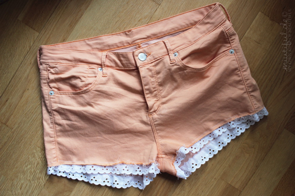 {DIY} Put lace on your shorts