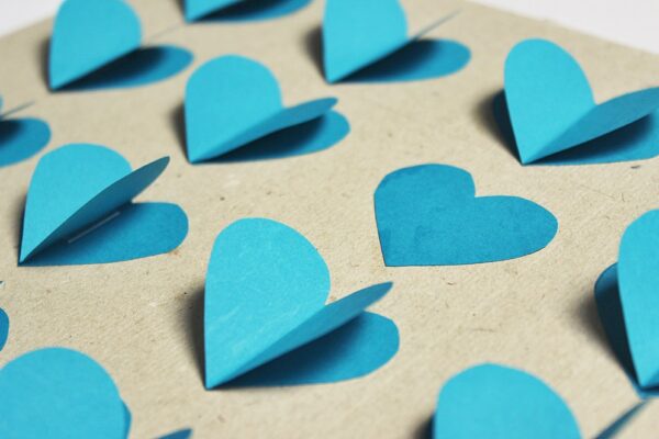 Flatterherzen im Rahmen | Mini-DIY